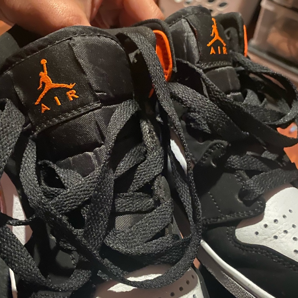 Air Jordan’s 1 Mid “Shattered Blackbord”